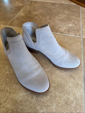 Woman’s Sorel Light Gray Suede Ankle Booties, 6.5